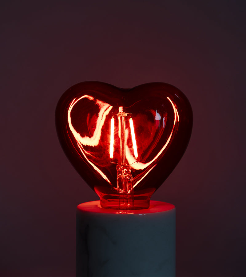Rote LED-Herz-Glühbirne