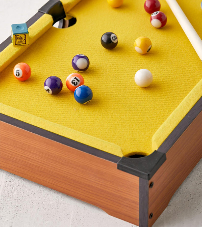 Gelber Mini-Tischbillard