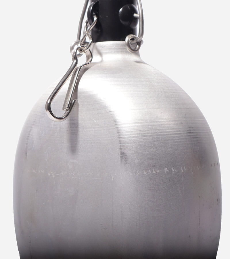 Ovale Vintage-Metallflasche