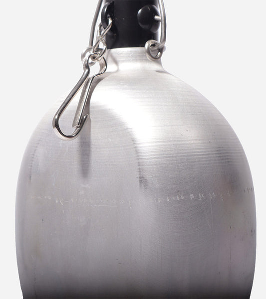 Ovale Vintage-Metallflasche