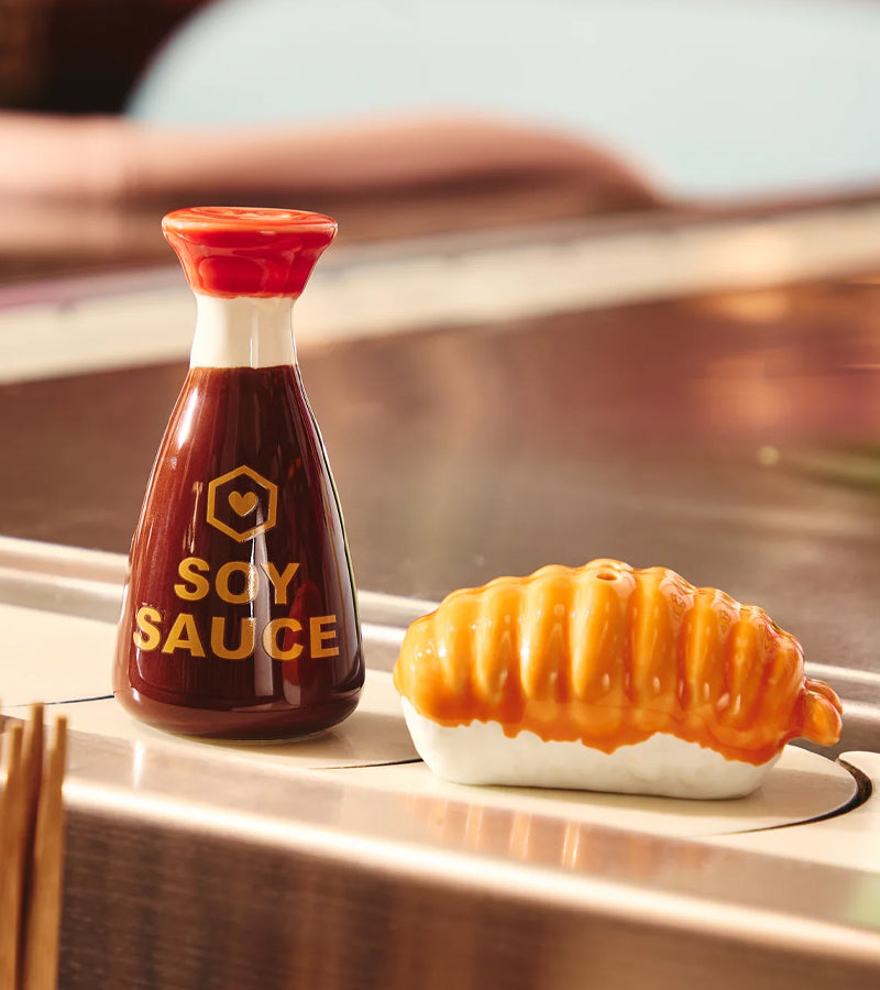 Sushi-Salz und Pfefferstreuer mit Sojasauce